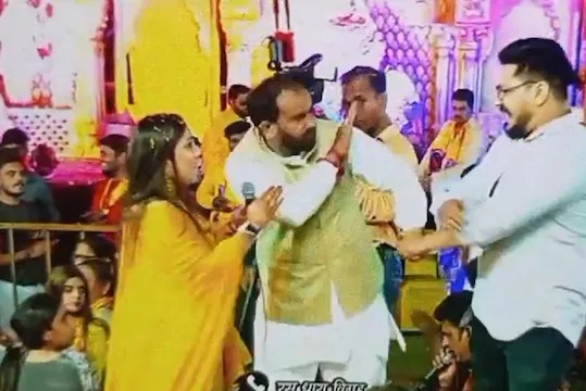 WATCH VIDEO: Khatu Shyam Baba's priest was singing bhajan on the stage, then the young man slapped him on a trivial matter