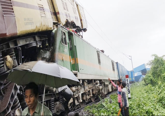 West Bengal Rail Accident: मालगाड़ी और कंचनजंगा Express में टक्कर से 15 लोगों की मौत, 60 घायल