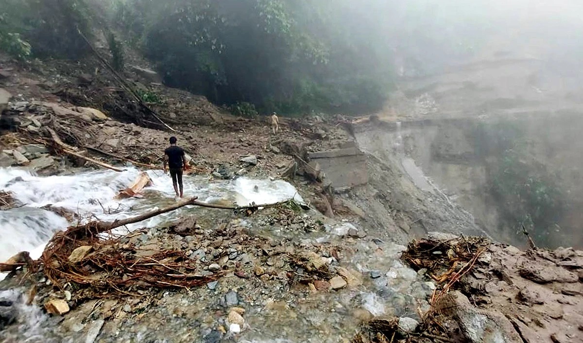 Arunachal Pradesh के कई जिलों में भूस्खलन के कारण सड़क संपर्क टूटा