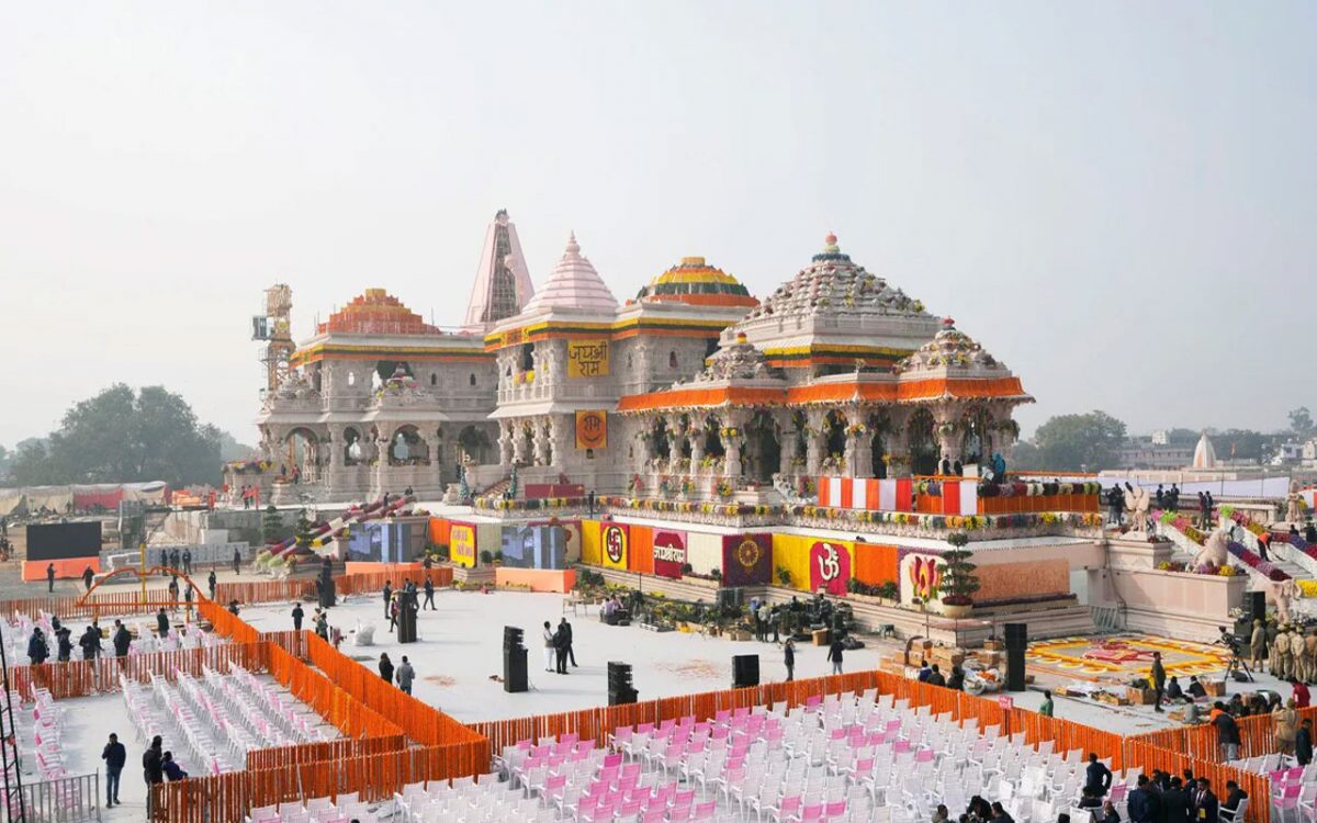 राम मंदिर के पूजास्थल में भरा पानी