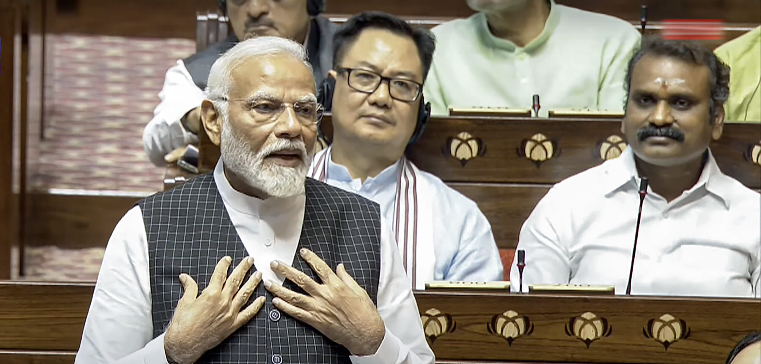 Rajya Sabha: PM मोदी के जवाब के बीच में ही विपक्ष ने किया बहिर्गमन