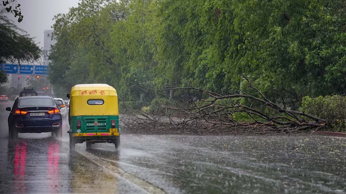 दिल्ली के कुछ हिस्सों में हुई हल्की बारिश, मौसम विभाग ने जारी किया 'ऑरेंज' अलर्ट