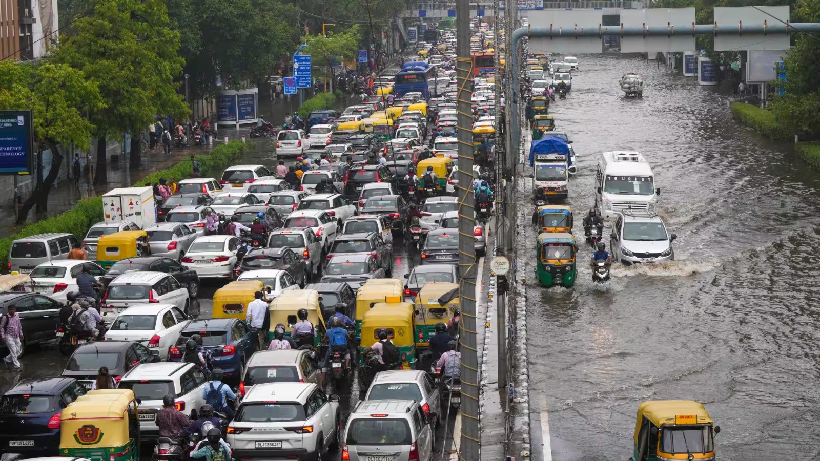 Delhi: बारिश के कारण यातायात जाम और जल जमाव