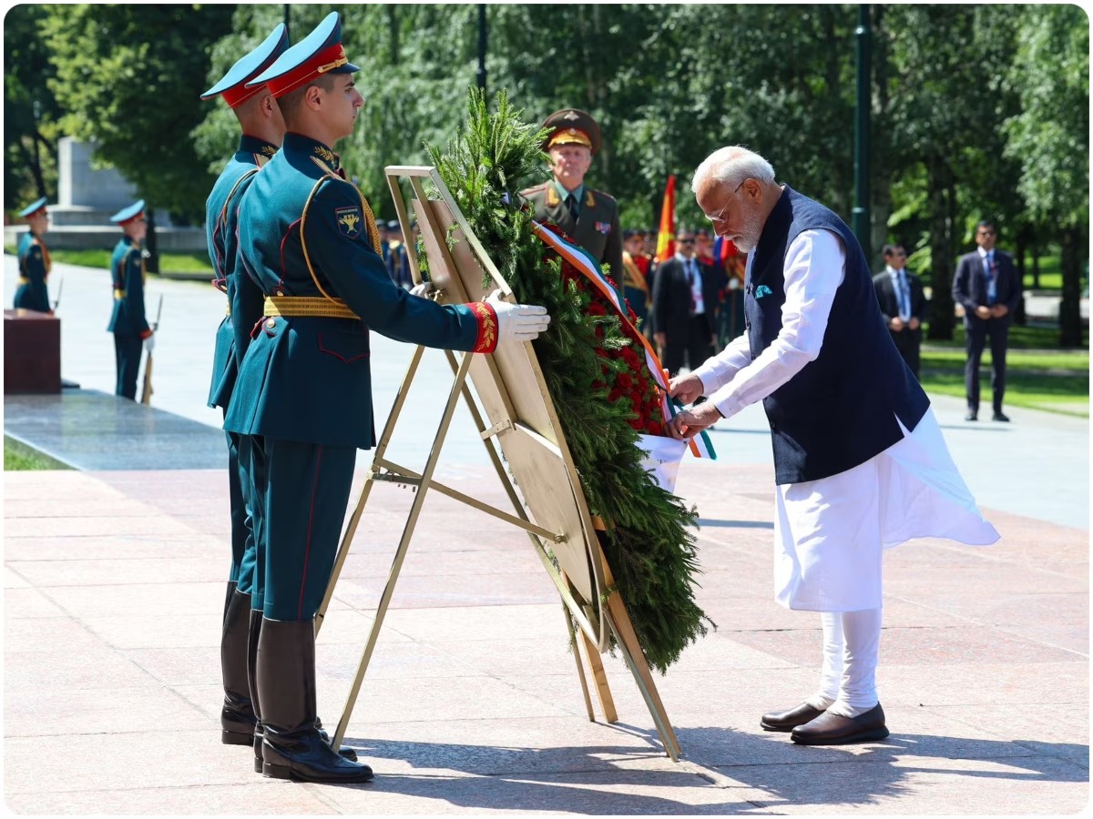 मास्को में ‘अज्ञात सैनिक के मकबरे’ पर प्रधानमंत्री मोदी ने श्रद्धांजलि अर्पित की