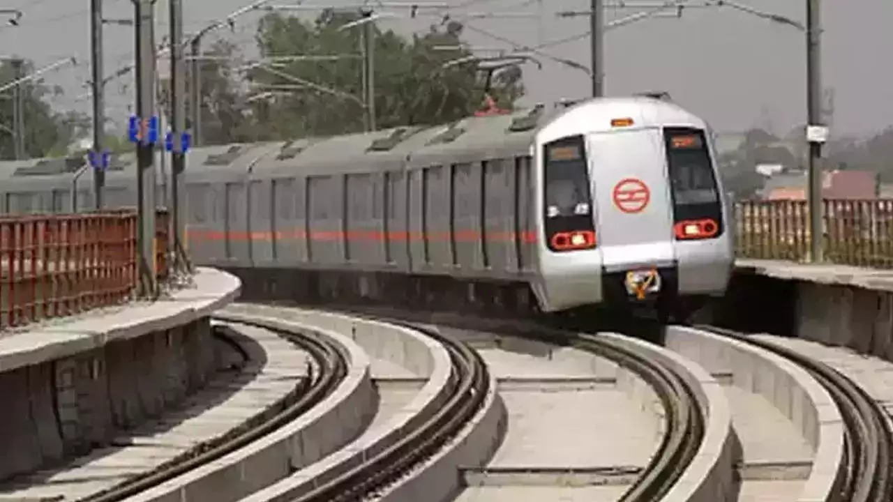 Delhi Metro: रेड लाइन में यात्री के पटरी पर आ जाने के कारण हुई देरी