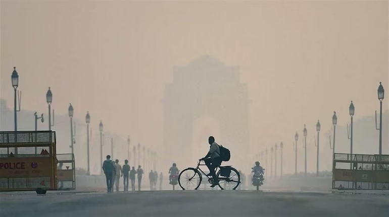 दिल्ली के कई इलाकों में दिखी धुंध की चादर, AQI 350 के पार