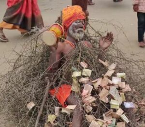 कांटे वाले बाबा: महाकुंभ में हुई वीडियो वायरल